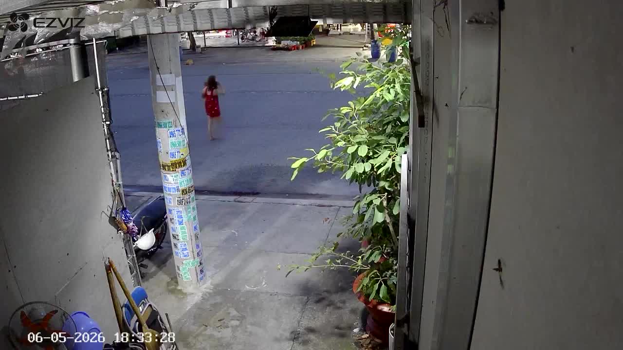 Người phụ nữ bế con nhỏ đứng giữa đường bị xe máy tông trúng