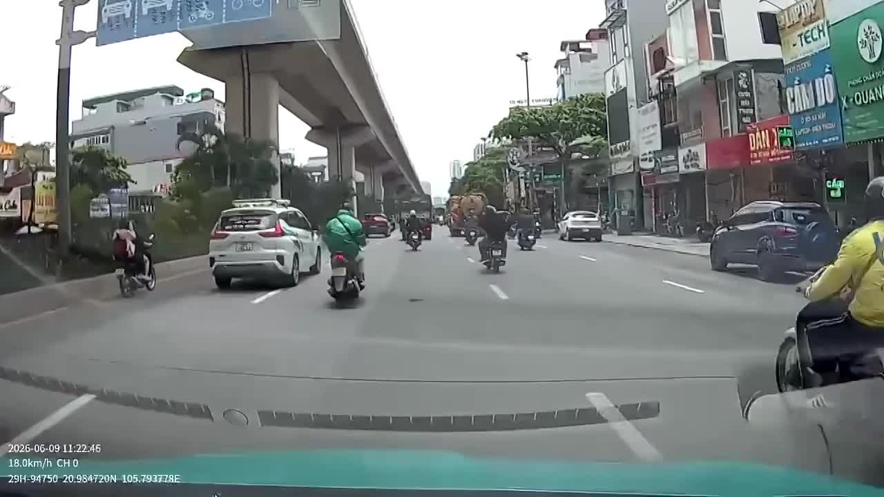 Người phụ nữ ngã ra đường, bị xe cán qua người khi va chạm với xe máy chở hàng cồng kềnh