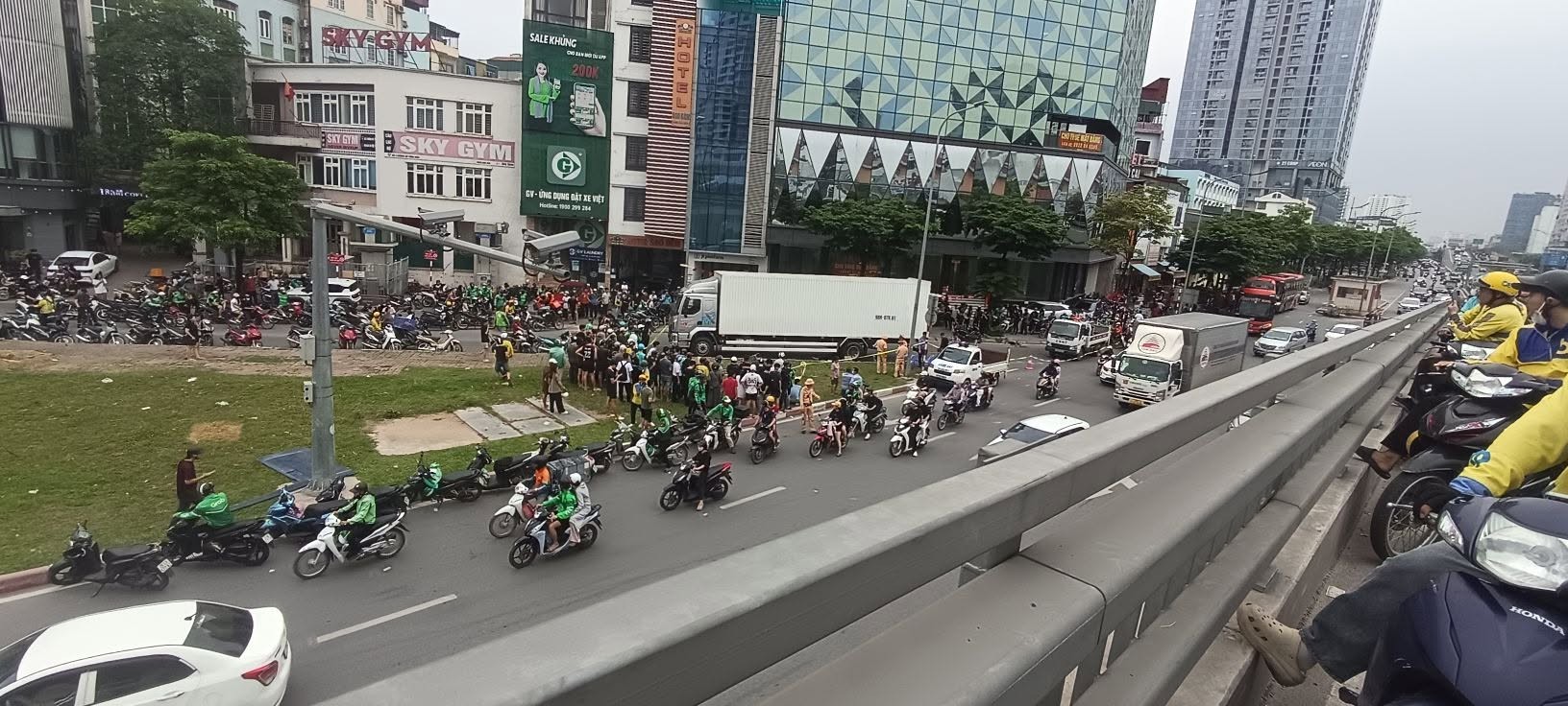 Va chạm giao thông trên đường Hồ Tùng Mậu khiến một người đi xe máy tử vong