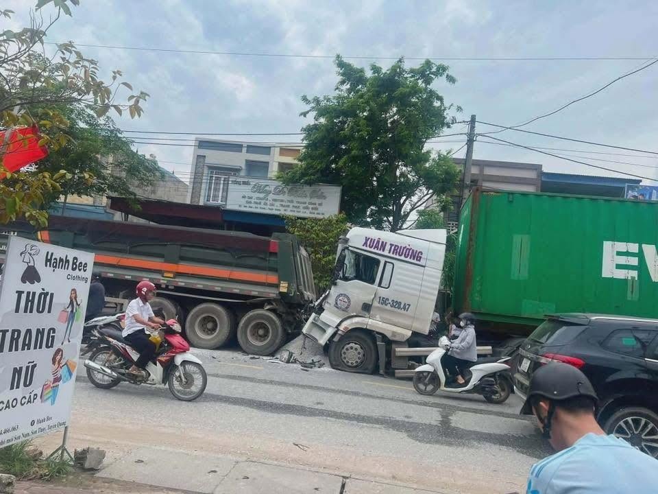Container tông trúng đuôi xe tải ở Tuyên Quang