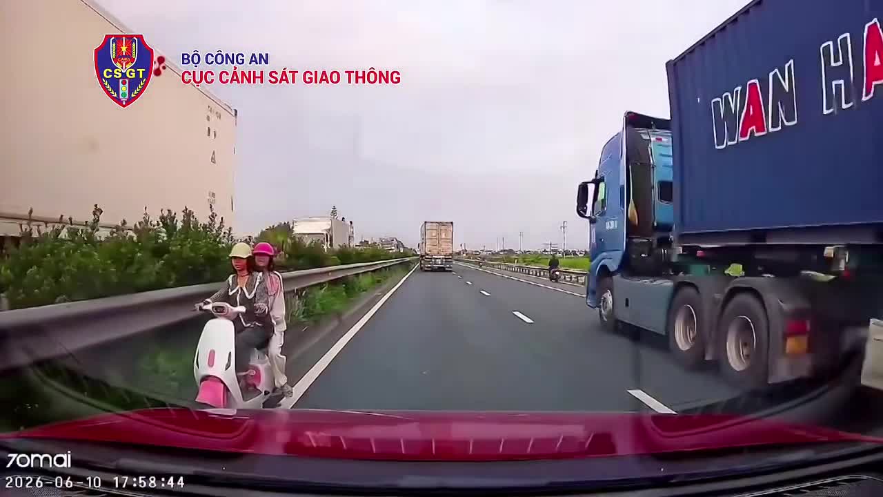 Thanh niên 'quát' hai bé gái đi xe điện chạy ngược chiều trong làn ô tô