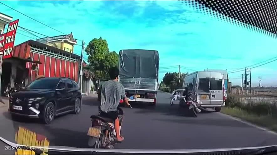 Xe máy tông thẳng vào đuôi xe khách đang đỗ ven đường tại Hưng Yên, 2 người tử vong