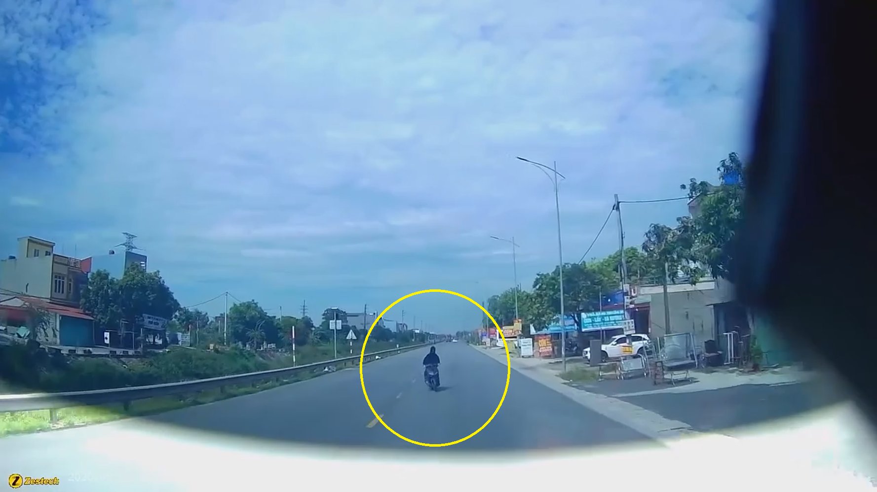 Thanh niên đi ngược chiều tông trực diện vào ô tô