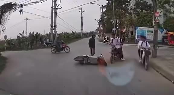 Thanh niên tự ngã do phanh gấp, lên mặt hổ báo với hai học sinh đi xe điện
