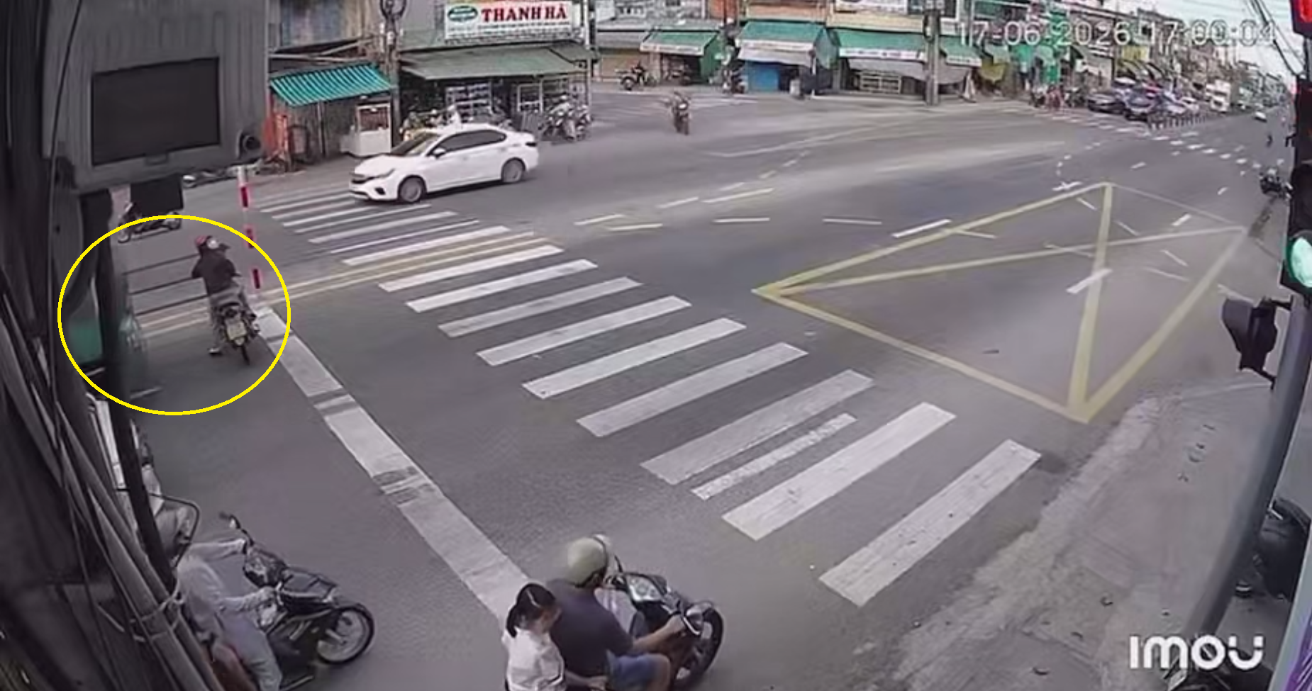 TNGT ngã tư chợ Châu Ổ Bình Sơn giữa xe máy và xe đầu kéo, 1 người tử vong