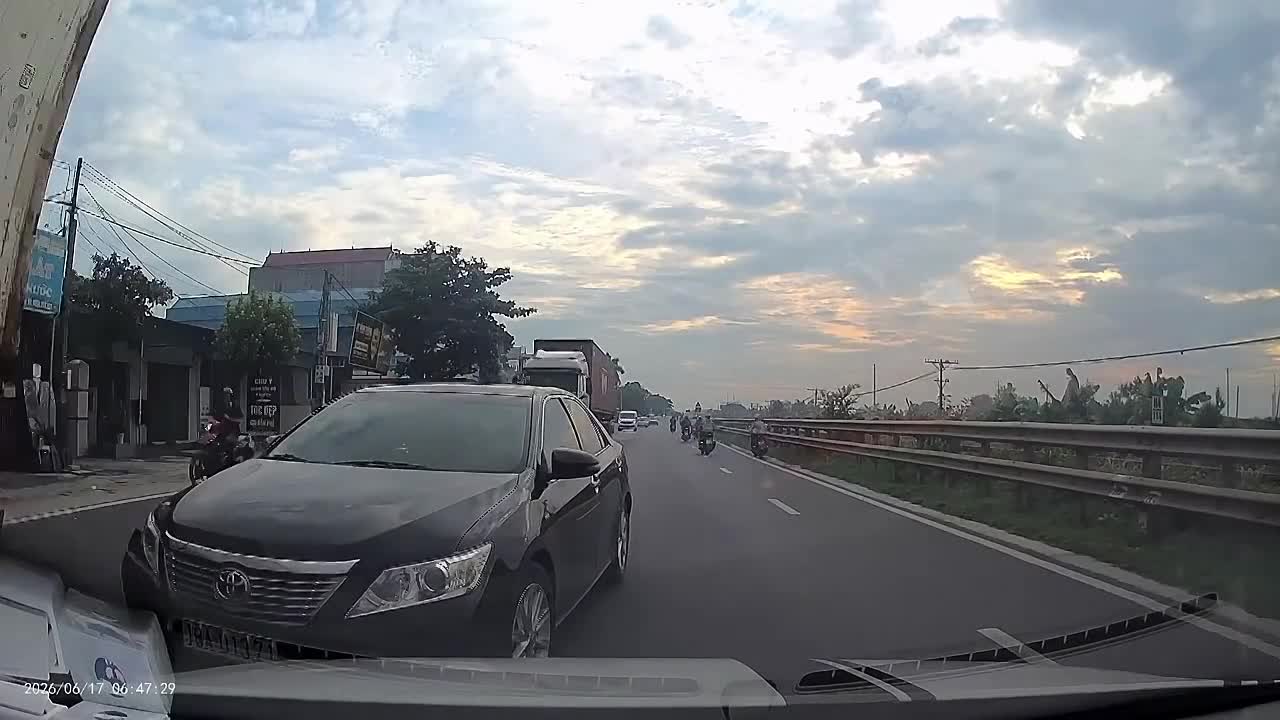 Ô tô con lấn làn sát xe tải dẫn tới va chạm