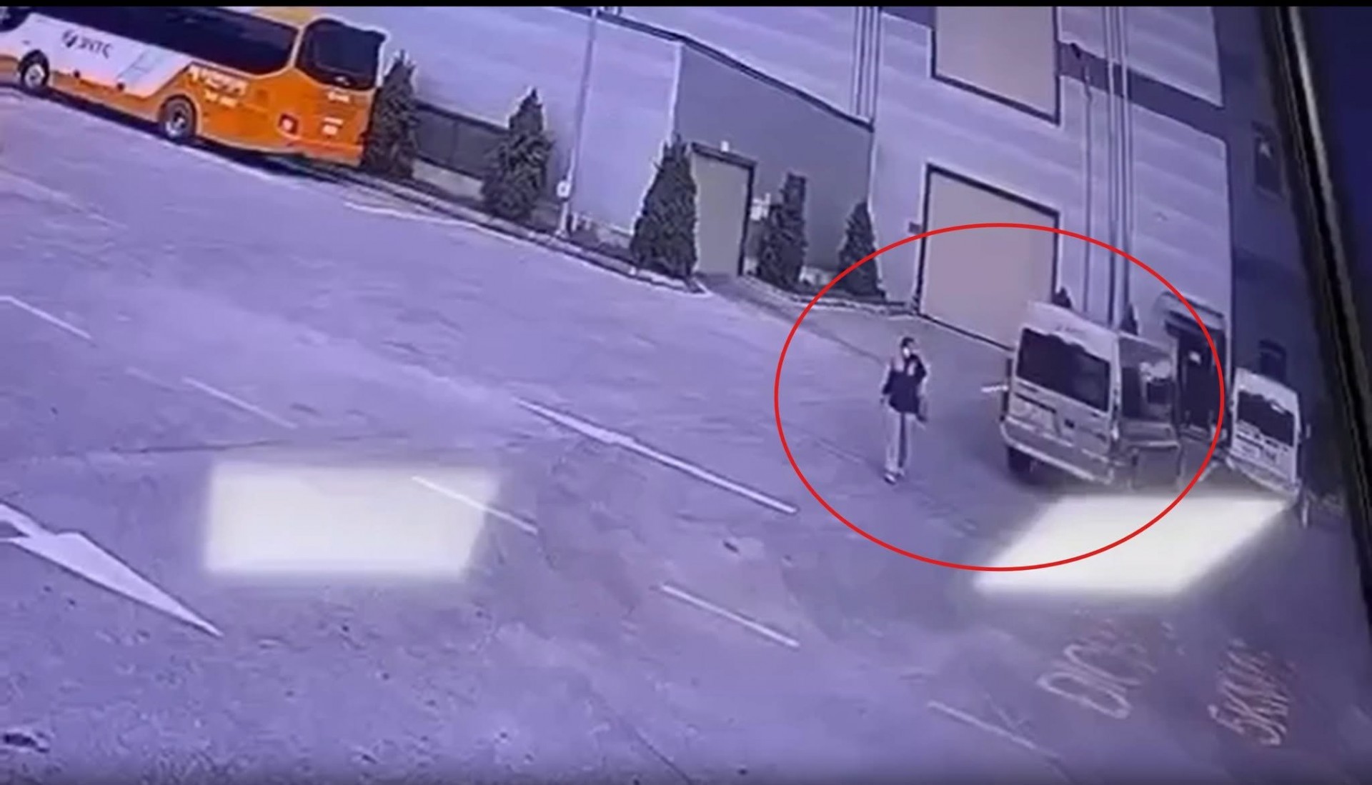 Tài xế lái ô tô lùi xe tông trúng cô gái đang đi bộ phía sau