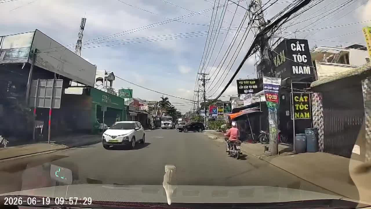Ô tô ra đường lớn va chạm với đuôi xe container