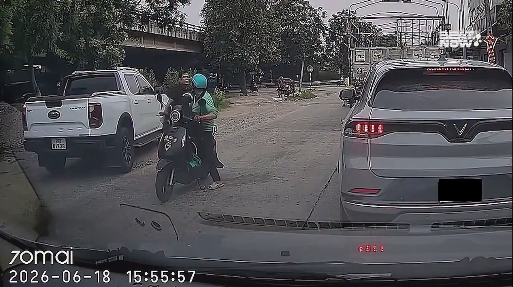 Tài xế xe bán tải hành hung lái xe công nghệ sau khi bị chặn xe vì đi ngược chiều