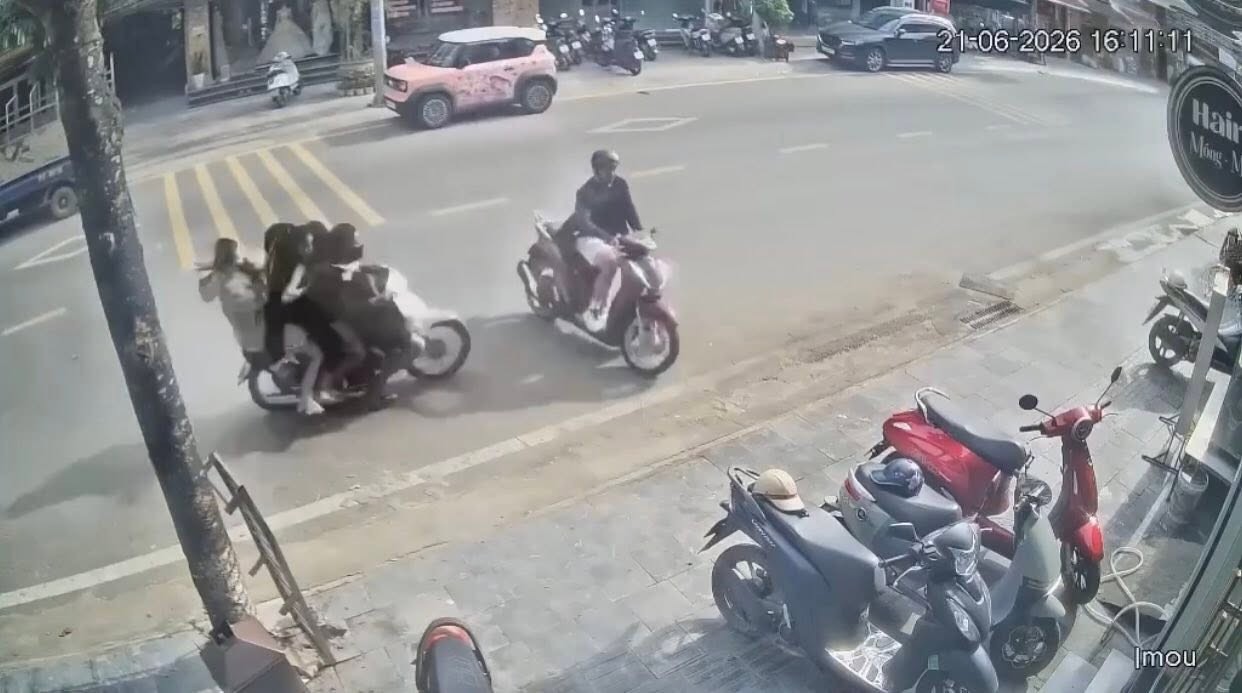 Xe chở 5 tông trúng người đi xe máy đang sang đường