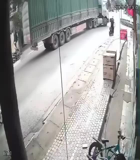 Xe đầu kéo va chạm với người đi xe đạp ở khúc cua
