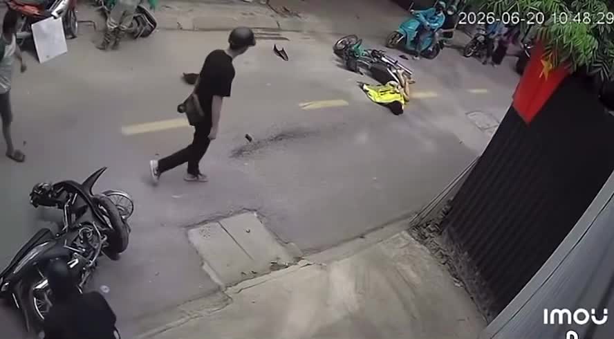 Đi ngược chiều tông trúng tài xế công nghệ