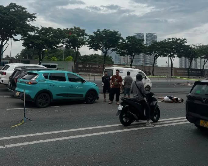 Người đi xe máy bất động sau va chạm mạnh với ô tô taxi trên đường Võ Chí Công