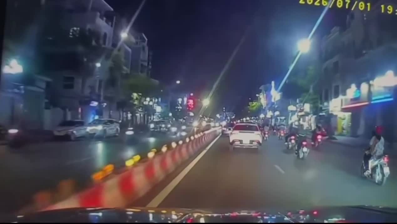 Ô tô tông trúng người đẩy xe rác, hất văng nạn nhân qua dải phân cách