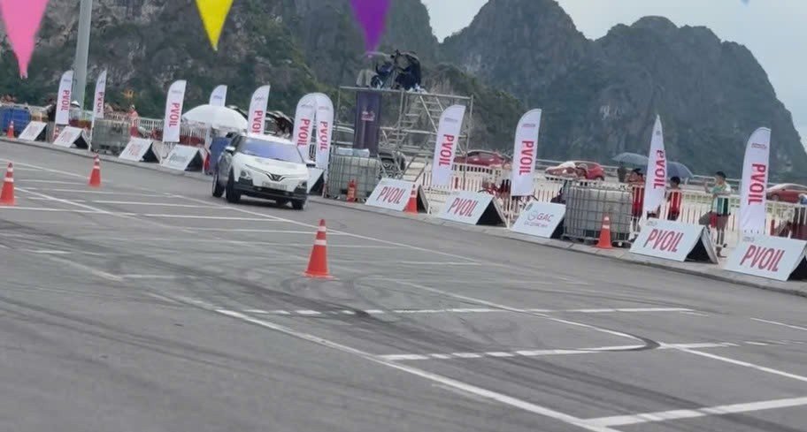 Nguyễn Anh Tuấn thi đấu gymkhana bằng VF 5 (2)