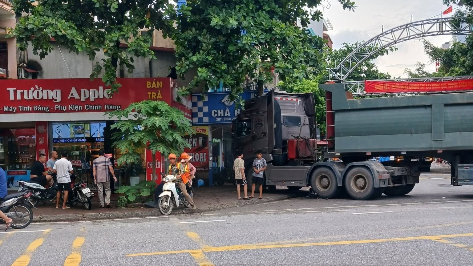 Va chạm giữa xe ben và xe điện sang đường thiếu quan sát tại khu vực Chợ Rồng, Nam Sách, Hải Dương cũ