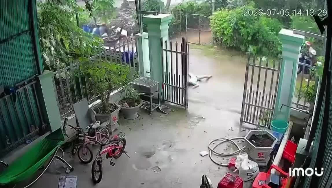 Hai em bé chạy sang đường không quan sát va chạm với xe máy