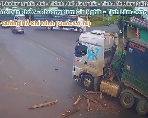 Xe tải ôm cua lật ngang, va chạm với xe đầu kéo
