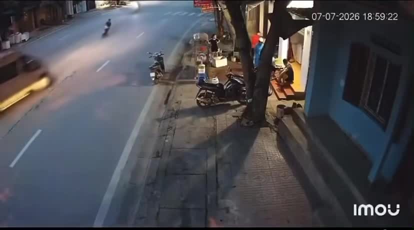 Sang đường không quan sát, xe limousine hất văng người đi xe máy