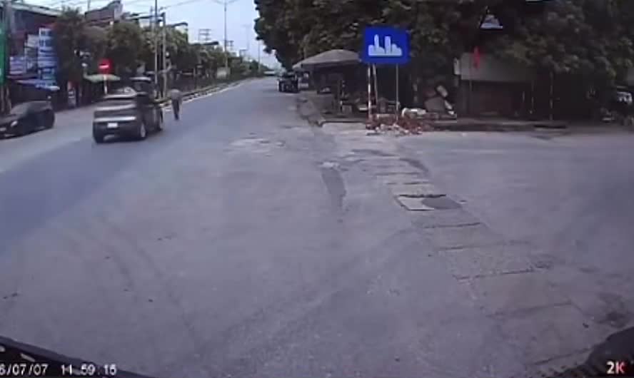Xe ô tô hất văng người đang đi sang đường