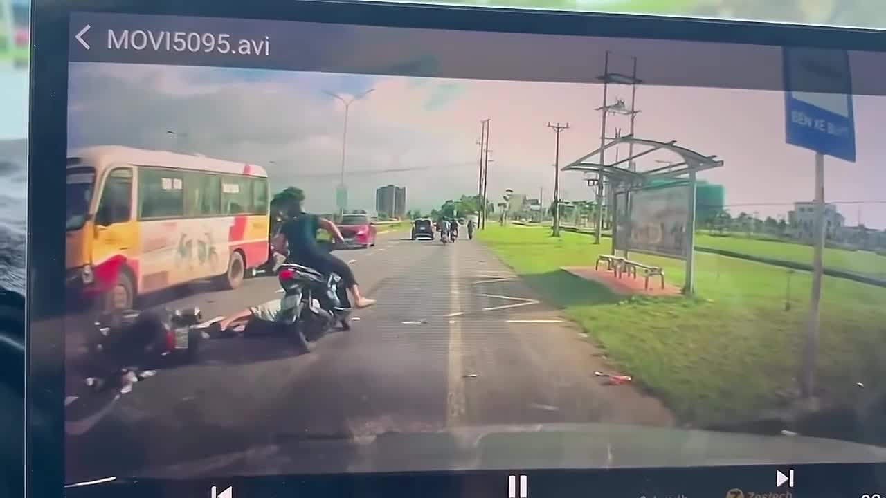 Người đi xe máy dùng điện thoại, không quan sát dẫn đến va chạm trực diện với xe buýt