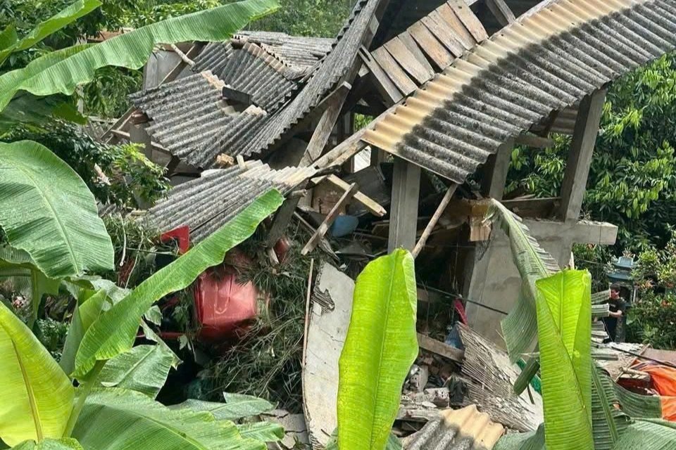 Khoảnh khắc xe đầu kéo nghi mất phanh lao vào nhà dân