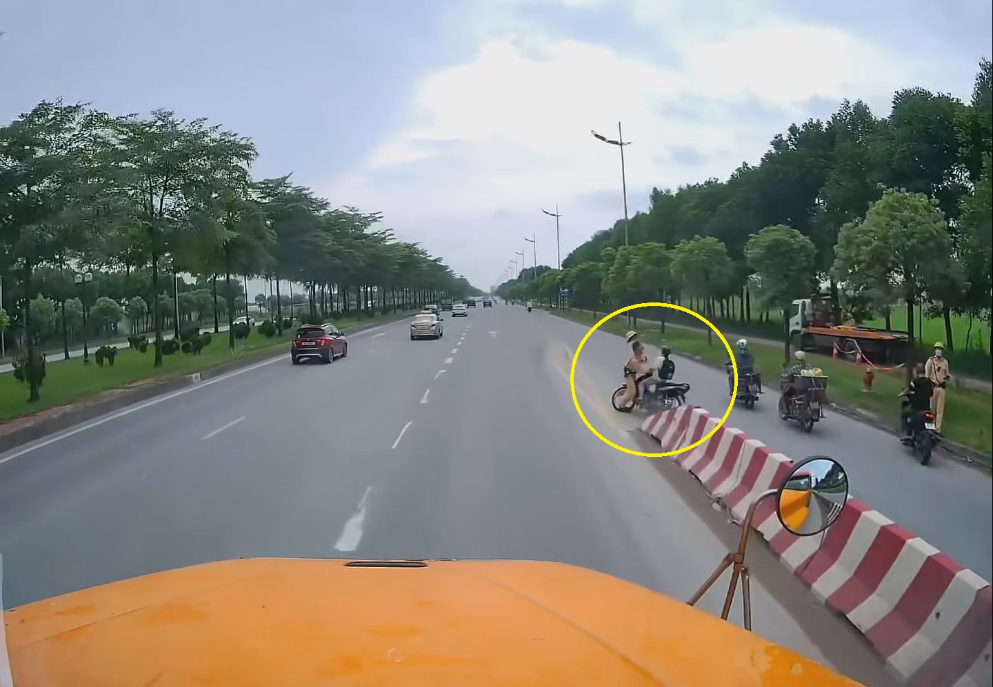CSGT bị người đi xe máy húc văng sang làn ô tô, suýt va chạm với xe đầu kéo