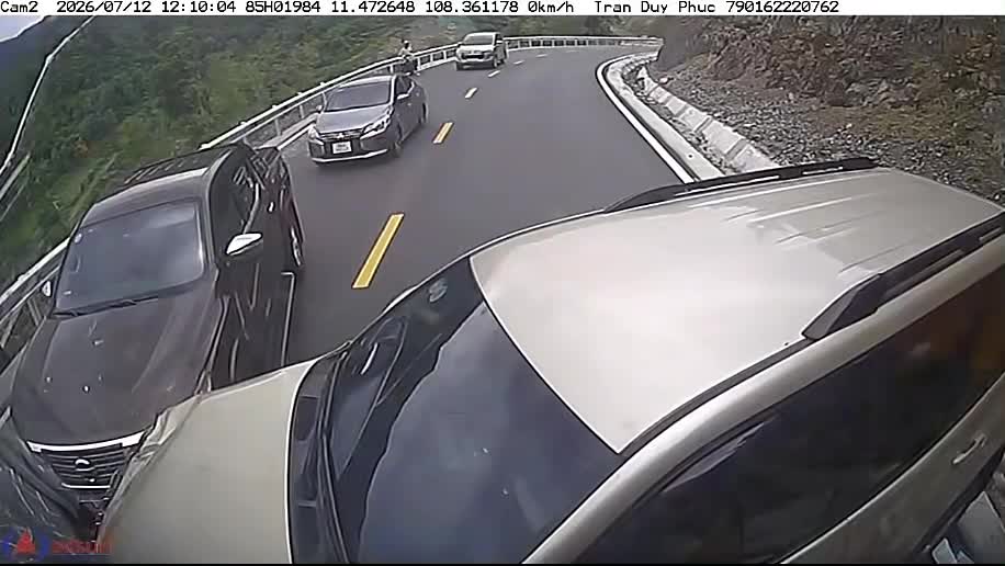 Xe khách vượt trái, va chạm với xe con đi phía trước gây tai nạn giao thông