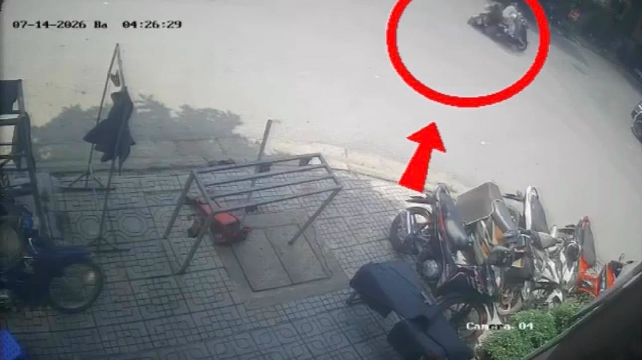 Hai xe máy va chạm khi đi qua ngã tư