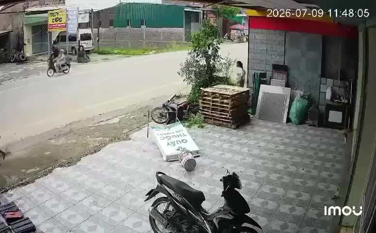 Xe máy 'không người lái' phi vào nhà dân, đâm đổ biển quảng cáo