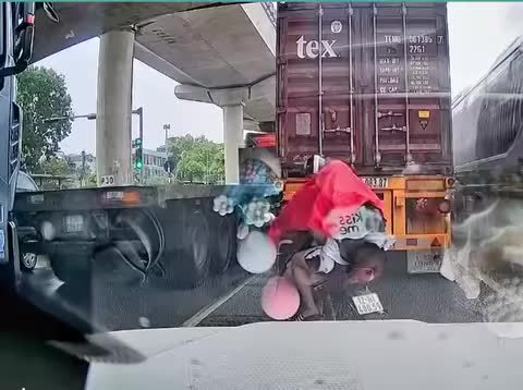 Đi vào giữa hai xe container trúng điểm mù, 2 thanh niên gây thót tim