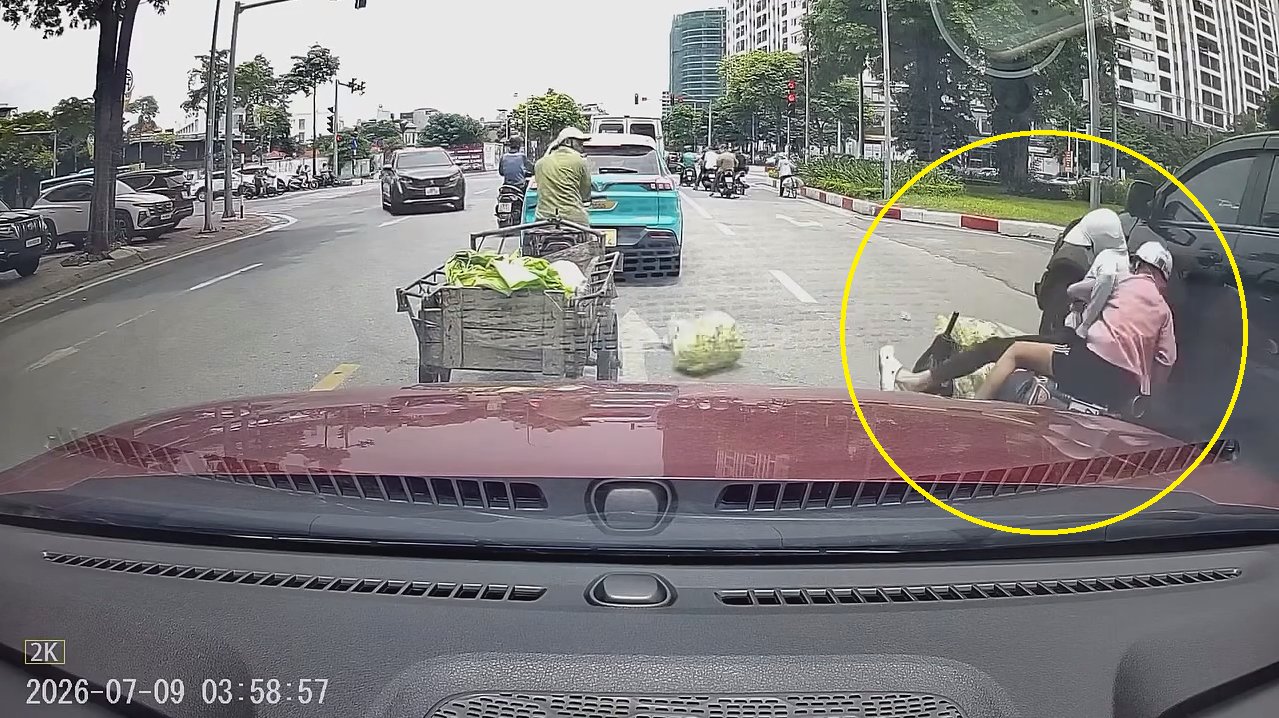 Xe máy quay đầu mà không quan sát, va chạm với một ô tô đang đi