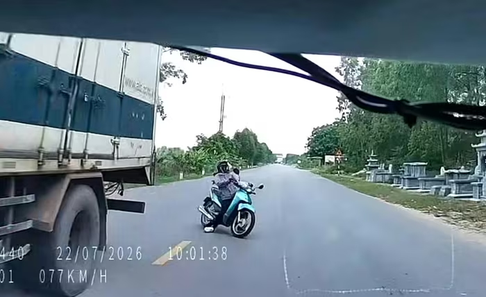Bắc Ninh: Xe máy loạng choạng đối đầu ô tô khiến người phụ nữ tử vong