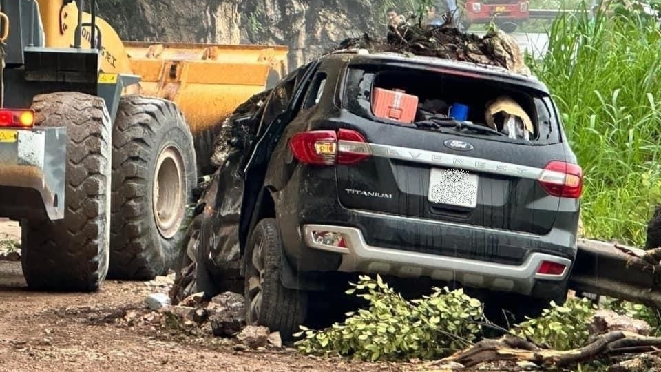 Phớt lờ cảnh báo, chiếc Ford Everest bị đá rơi trúng vào trên đèo Thung Khe