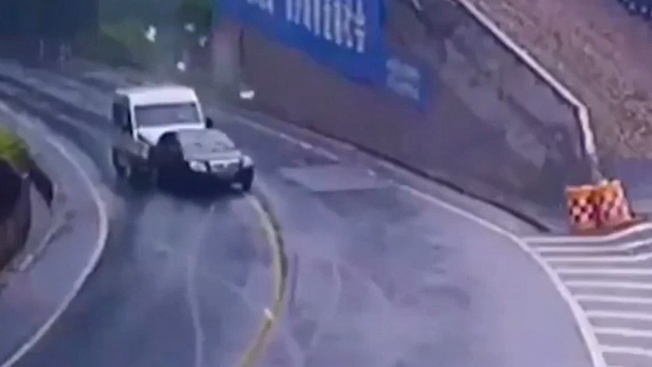 video xe con va chạm xe khách trên đèo trời mưa
