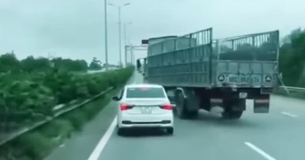 xe tải xe con vờn nhau